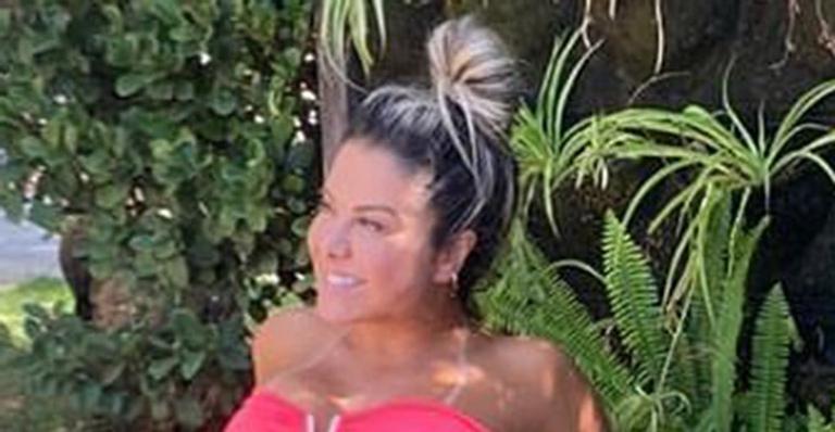 Que espetáculo! Esposa de Leonardo posa com biquíni sem alças e exibe corpão aos 41 anos
