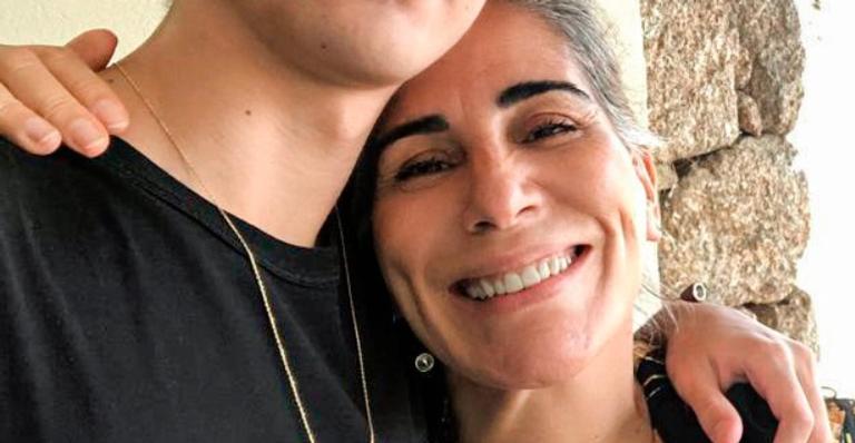 Celebrando aniversário do filho mais novo, Gloria Pires surge em clique raro ao lado do menino