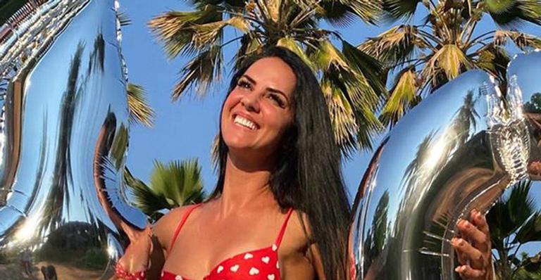 Corpaço! Noiva de Zezé di Camargo posa de biquíni em sua mansão para comemorar chegada aos 40