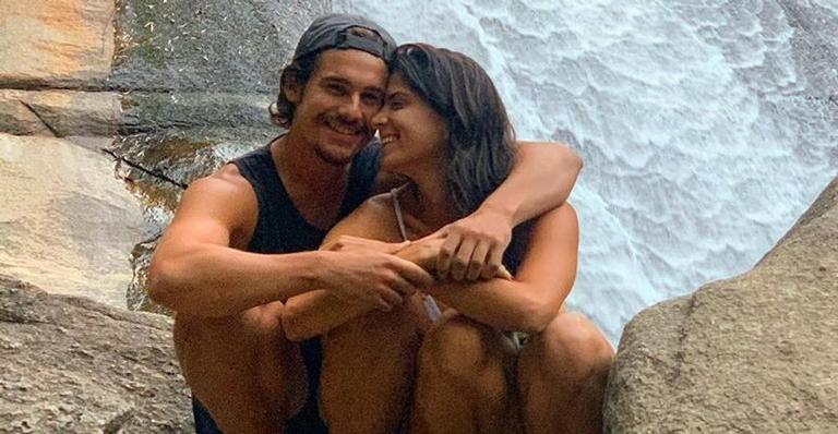 Apaixonado, Nicolas Prattes se declara para namorada durante viagem: “Seu olhar vira poesia”