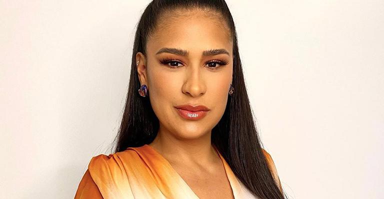 Simone elege look sofisticado e exibe barrigão na semifinal do The Voice Kids: “Mamãe do ano”
