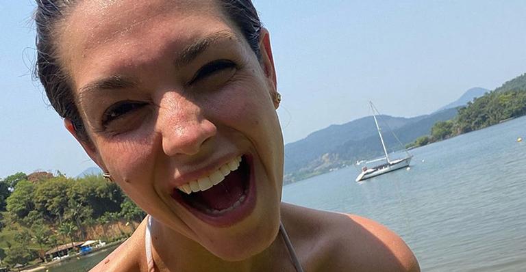 De biquíni cortininha, Thais Fersoza exibe corpo exuberante após duas gestações: “Lindíssima”