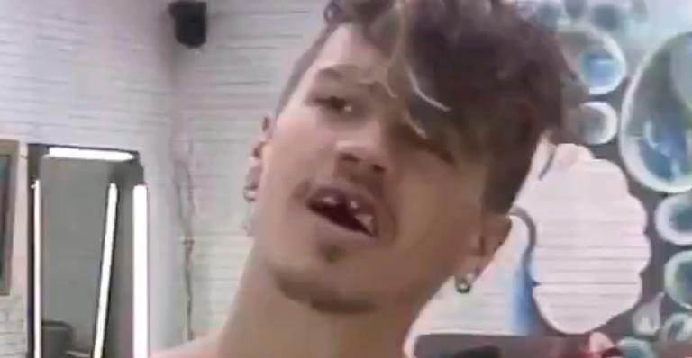 A Fazenda: Biel aparece com sorriso diferente e público se choca: “Ele é banguela?”