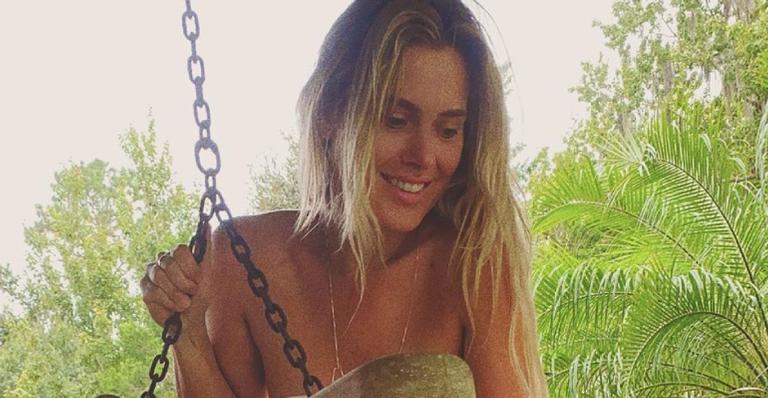 Aos 42 anos, Carolina Dieckmann esbanja beleza em clique de maiô