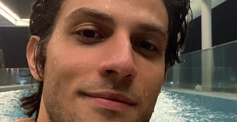 Todo molhado, Chay Suede surge na piscina e arranca suspiros: “O mais lindo do Brasil”