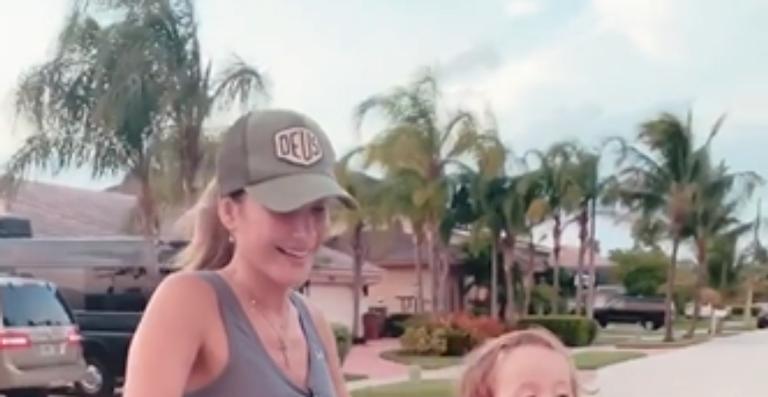 Claudia Leitte faz passeio de bicicleta com a herdeira ao som de Ivete Sangalo