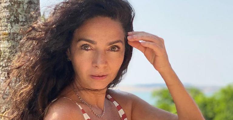 Aos 57 anos, Claudia Ohana surpreende ao exibir corpão usando maiô cavado: “Vem com tudo”