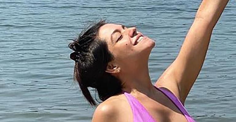 De maiô, Thais Fersoza aposta em decote generoso e rebate críticas: “Cada um usa o que quer”
