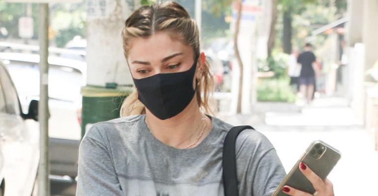 Em dia de calorão, Grazi Massafera dispensa parte de baixo do look e usa só um camisetão em SP