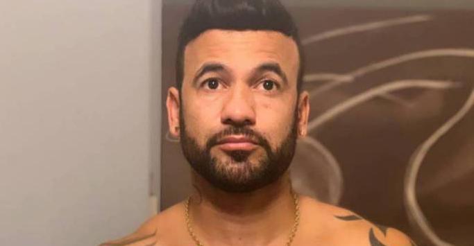 Ex-BBB Hadson Nery se revolta após ser denunciado por foto só de toalha: “Palhaçada”