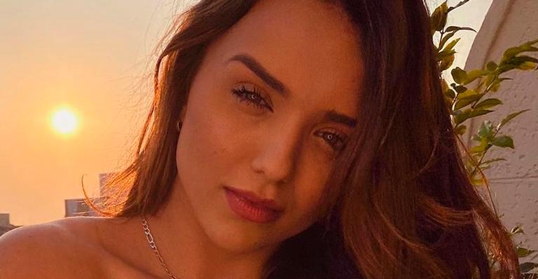 Ex-BBB Rafa Kalimann deixa manga da camisa cair em clique ao pôr-do-sol: “É um monumento”
