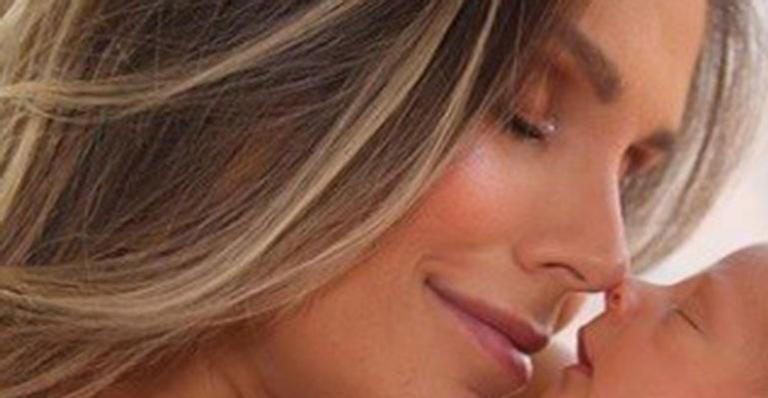 Ex-BBB Flávia Viana emociona ao posar com o filho prematuro nos braços: “Tão pequenininho”
