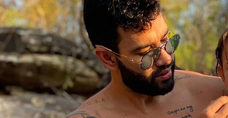 Gusttavo Lima explode o fofurômetro ao posar com filho caçula em cachoeira: “Amor mais puro”