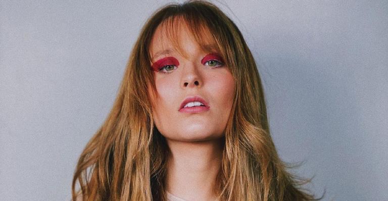 Radicalizou! Larissa Manoela dá adeus aos fios longos e surge ruiva em novo clique
