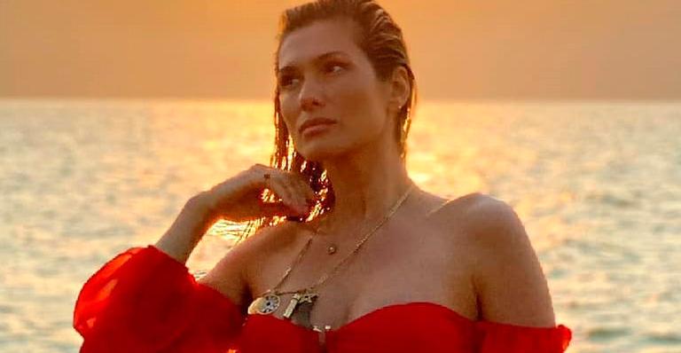 Lívia Andrade rouba a cena em pôr do sol espetacular ao posar de biquíni: “Pele de sol”