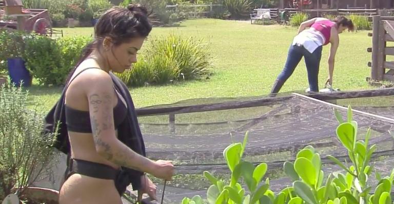 A Fazenda: Mirella tira a calça durante atividade e fica só de calcinha: “Tá louca?”