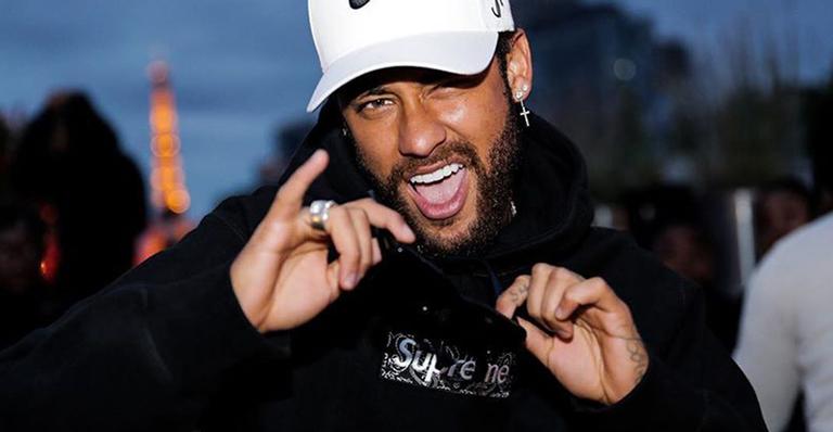 Neymar Jr. encanta a web com foto raríssima ao lado da mãe, irmã e o filho: “Família maravilhosa”
