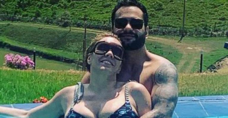 De biquíni, Simony exibe corpo exuberante e troca carinhos com o namorado na piscina: “Amor”