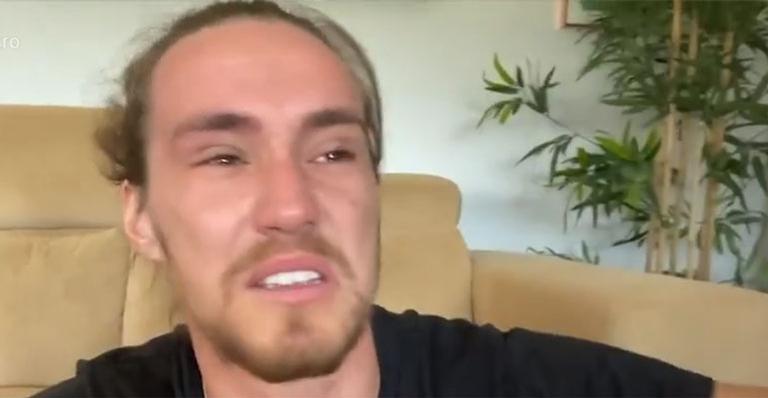 No Encontro, Vitor Kley se emociona ao fazer declaração para a namorada: “É minha parceira”