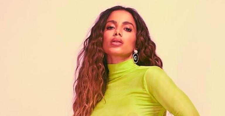 Com look ousado, Anitta exibe barriga trincada e fãs elogiam: “Que corpo é esse?”