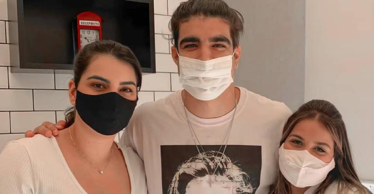 Caio Castro usa camisa com rosto de Grazi Massafera estampado