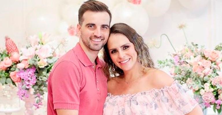 Filha de Chitãozinho, Aline Lima abre álbum de fotos de chá de bebê: “Coração cheio de gratidão”