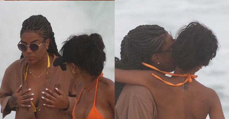 De biquíni, Ludmilla e a esposa são flagradas trocando carinhos em momento feliz na praia