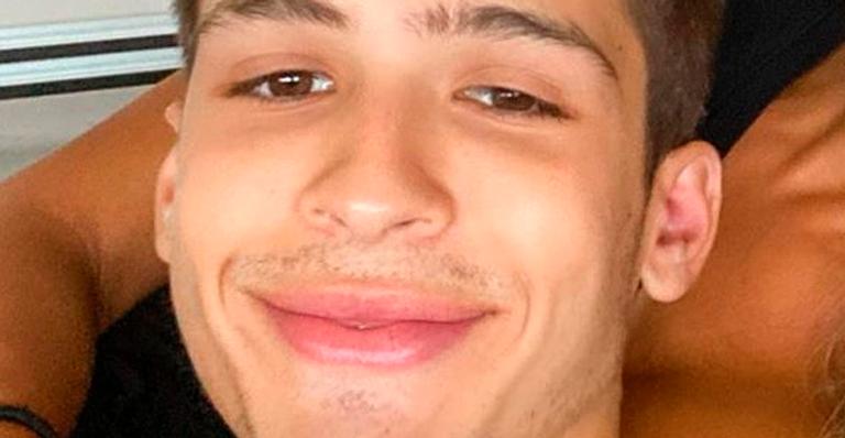 No hospital, João Guilherme posa com a mãe e juventude choca: “Parece ser irmã”