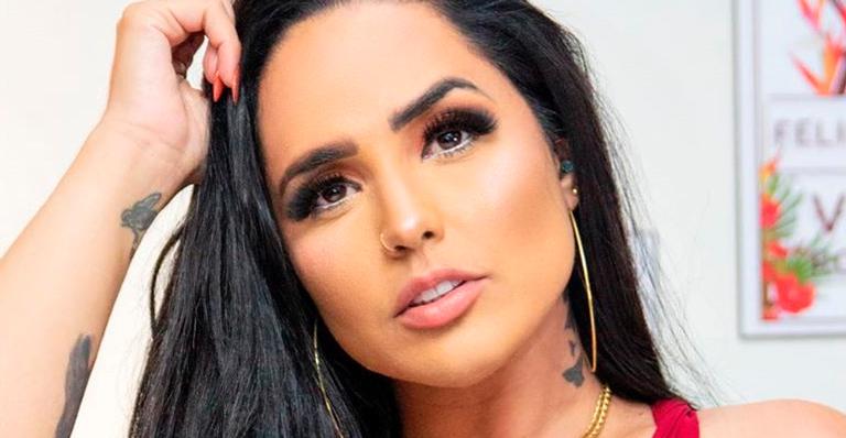 Perlla retorna às redes sociais com decote até o umbigo e fãs comemoram: “Deusa”