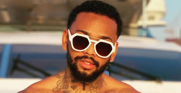 Uau! Nego do Borel ostenta peitoral sarado e tatuado em lancha luxuosa