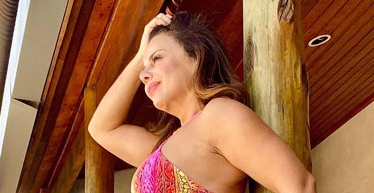 Aos 45 anos, Viviane Araújo posa de biquíni e pernões musculosos roubam a cena: “No auge”