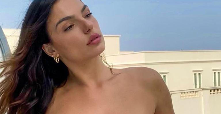 De vestido sem alças, Isis Valverde aparece em clique na sacada de seu apartamento: “Indescritível”