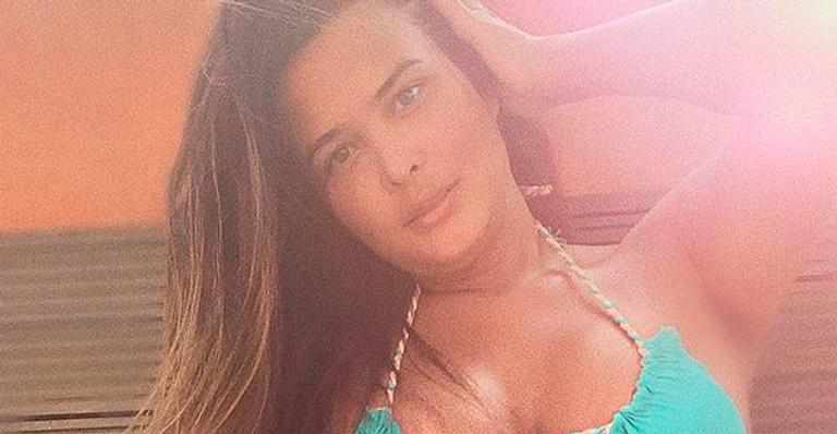 Geisy Arruda abaixa biquíni até o limite para mostrar marquinha e explode termômetro: “Cada vez melhor”