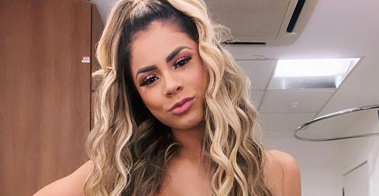 Lexa combina top branco sem sutiã com shortinho jeans e exibe corpão: “Maravilhosa”