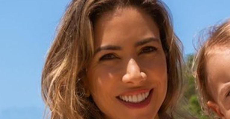 De biquíni, Patrícia Abravanel aparece com o caçulinha Senor nos braços e avisa: “Parece comigo”