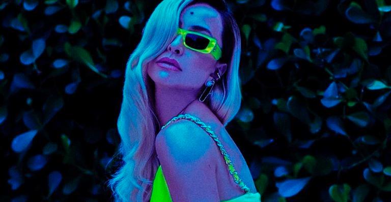 Sabrina Sato arrasa de microvestido na luz negra e ostenta pernões: “Um furacão”