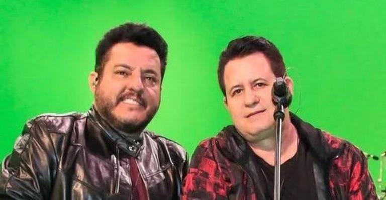 Após rumores de separação, Bruno e Marrone posam juntos e mandam recado: ”Mais que amigos”
