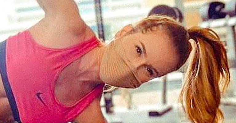 Deborah Secco ostenta barriga sequíssima durante treino pesado: “Abdômen dos sonhos”