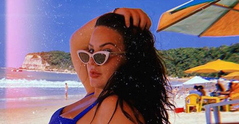 Ex-BBB Maria Claudia posa de biquíni e chama atenção para as celulites: “Parecem formigueiros”