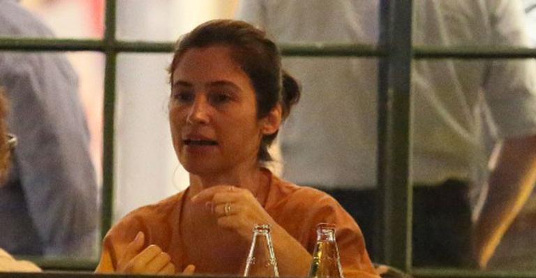 Não é a jornalista! Irmã gêmea de Renata Vasconcellos almoça em restaurante badalado e gera confusão