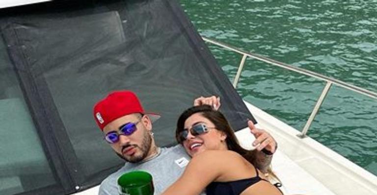 Kevinho posa em lancha de luxo com a namorada e casal exibe boa forma