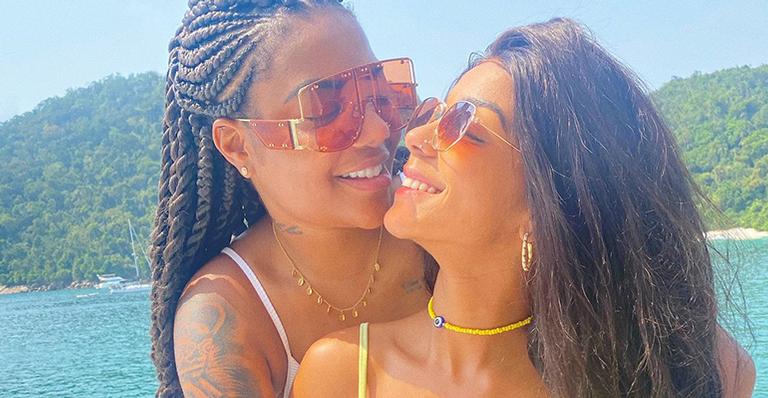 Beldades! Em clima de romance, Ludmilla leva Brunna Gonçalves para passeio em barco de luxo
