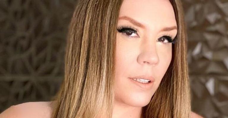 Nua? Simony publica clique indiscreto na web e faz desabafo misterioso: “O silêncio se faz necessário”