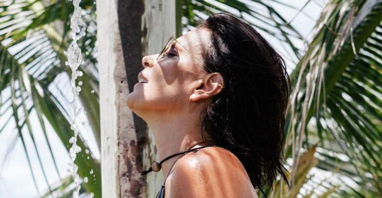 Carolina Ferraz surge em clique raríssimo de biquíni e ostenta corpão aos 52 anos: “Que Deusa”
