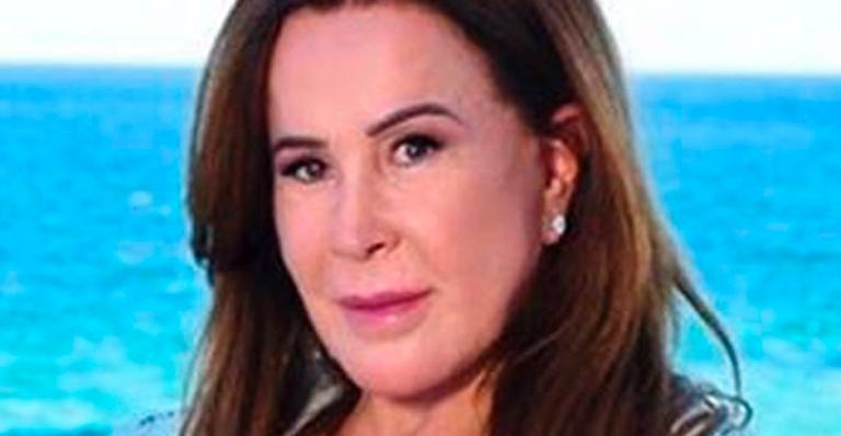 De vestido soltinho, Zilu Camargo deixa alça cair e mostra tatuagem estratégica: “Está radiante”