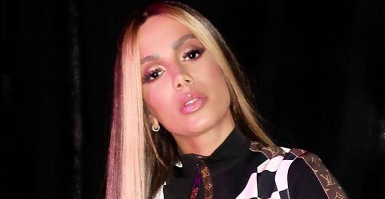 Poderosa! Anitta aposta na sofisticação e surge com vestido grifado avaliado em R$ 14 mil
