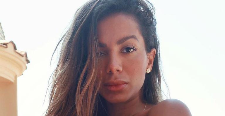 Anitta surpreende ao surgir irreconhecível com visual inédito: “Curtíssimo e platinado”