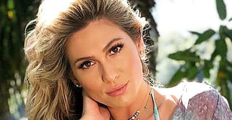 De biquíni, Lívia Andrade exibe corpão e desabafa após demissão do SBT: “Estou preparada”