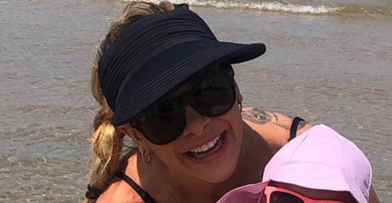 Dany Bananinha coloca filha na piscina de plástico e diverte seguidores com sua fofura