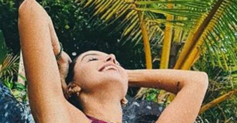 Raridade! Giovanna Lancellotti surge com biquíni estampado em banho de cachoeira: “Uau, que Deusa”